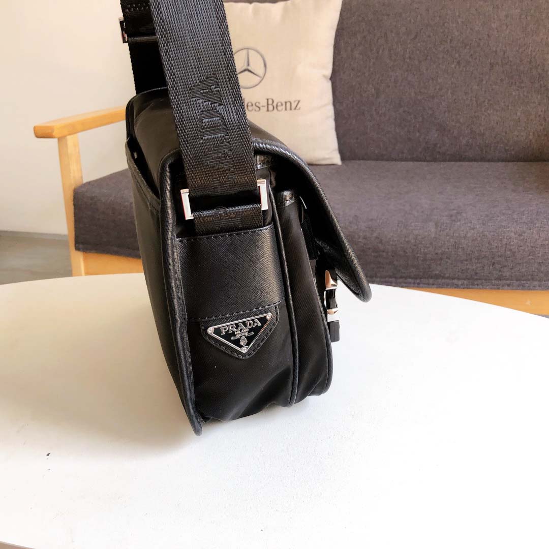 Túi đeo chéo Prada siêu cấp màu đen khóa gài đôi