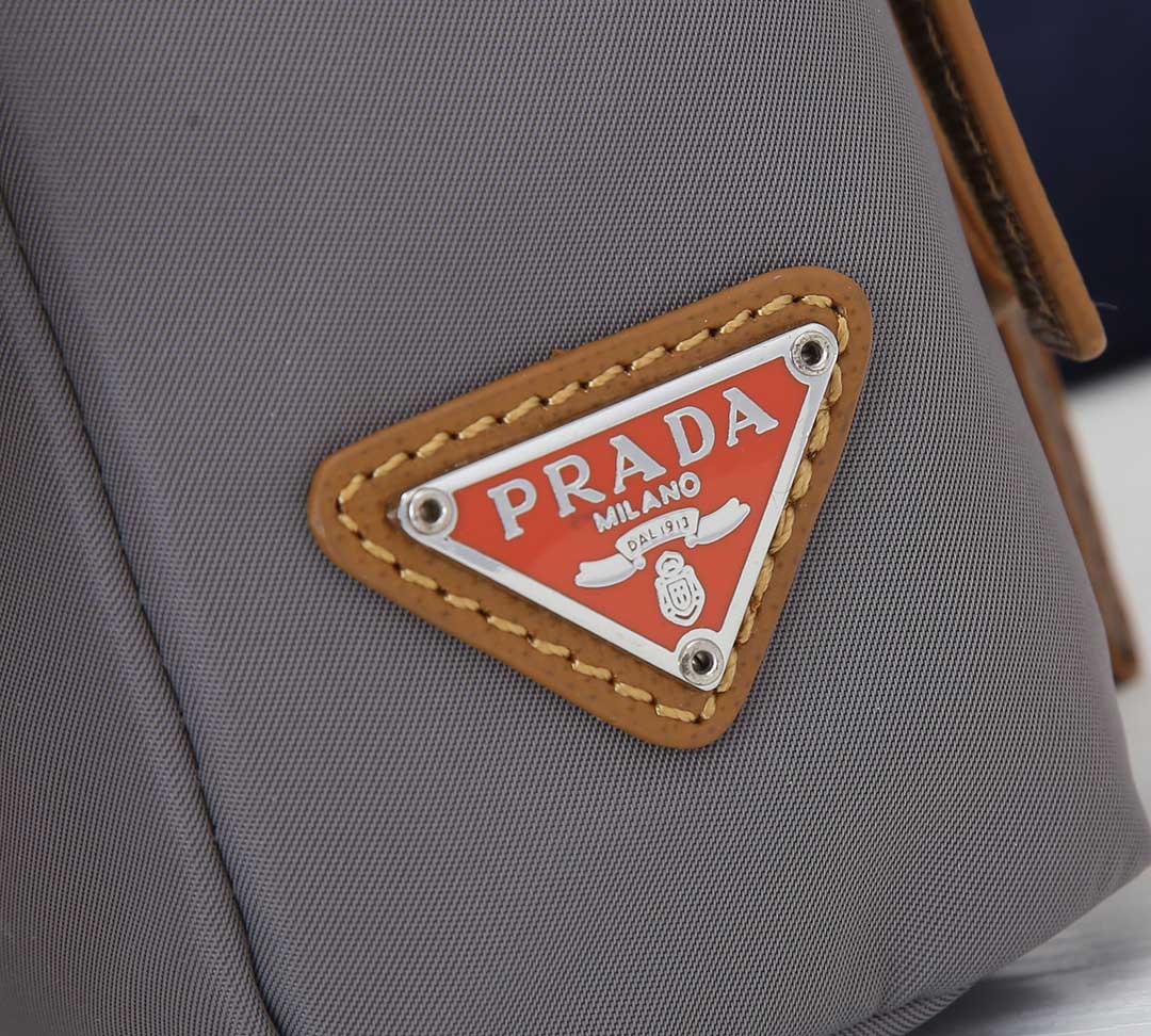 Túi đeo chéo Prada siêu cấp màu xám họa tiết logo bên hông