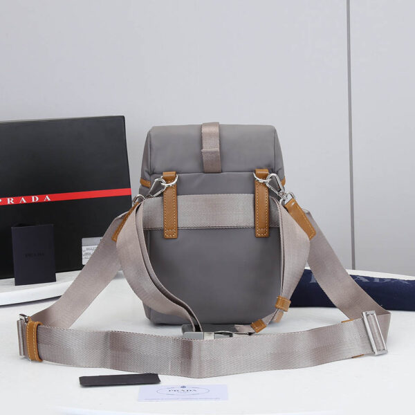Túi đeo chéo Prada siêu cấp màu xám họa tiết logo bên hông