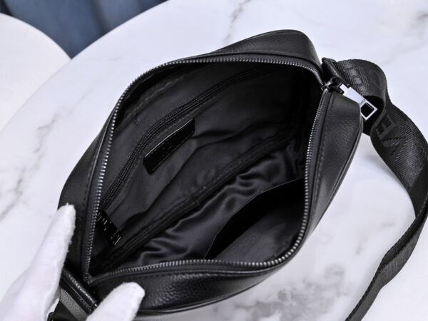 Túi đeo chéo Versace siêu cấp họa tiết logo mà đen