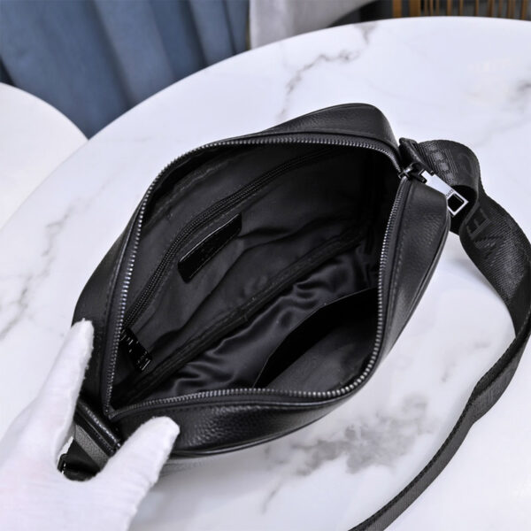 Túi đeo chéo Versace siêu cấp họa tiết logo mà đen