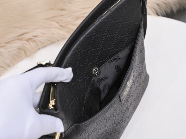 Túi đeo Gucci siêu cấp nam màu đen hoạ tiết Logo chữ