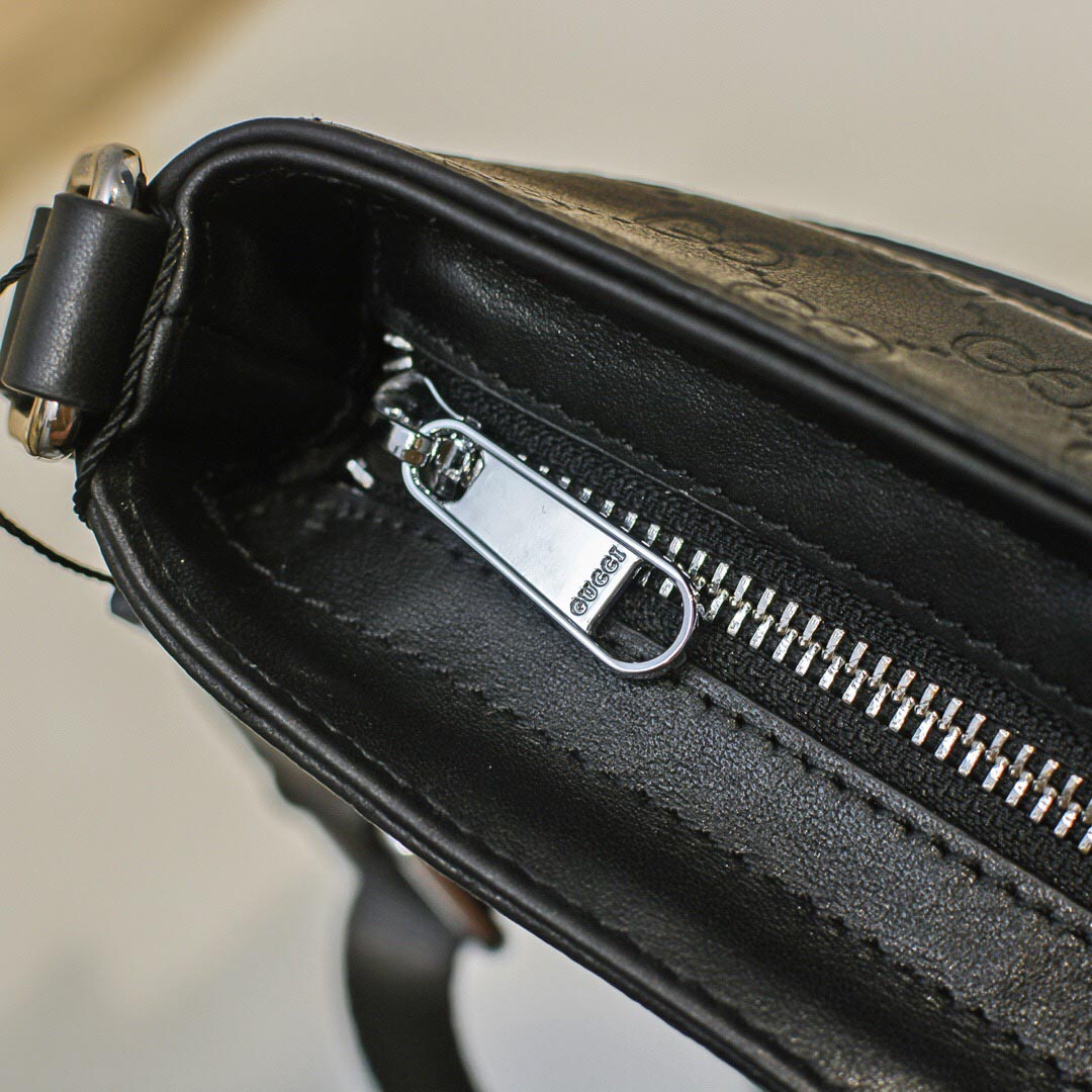 Túi đeo Gucci siêu cấp nam màu đen hoạ tiết Logo nổi
