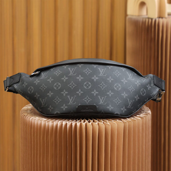 Túi đeo Louis Vuitton siêu cấp Discovery Bumbag Monogram hoa đen