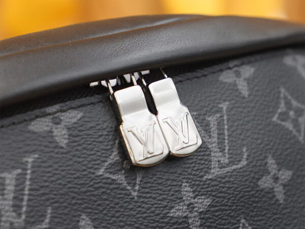 Túi đeo Louis Vuitton siêu cấp Discovery Bumbag Monogram hoa đen