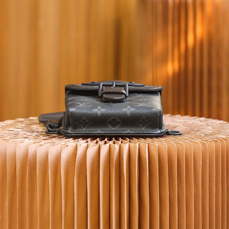 Túi đeo Louis Vuitton siêu cấp Saumur Slingbag Monogram hoa đen