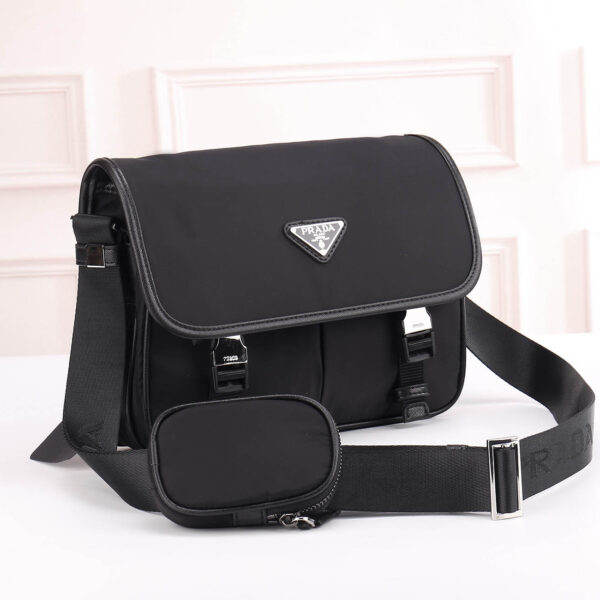 Túi đeo chéo Prada siêu cấp màu đen họa tiết logo tam giác