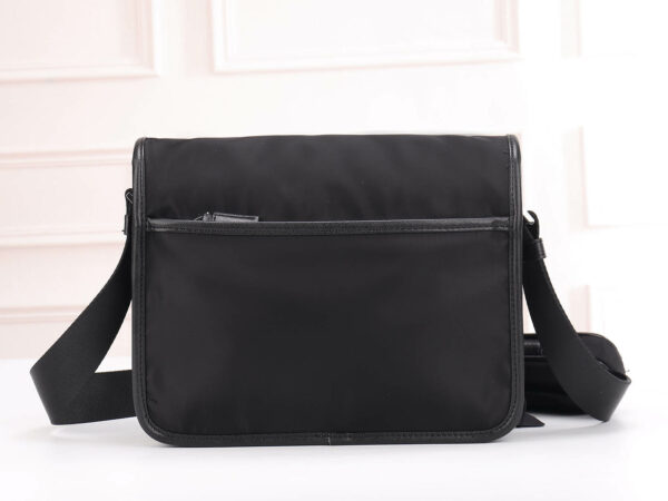 Túi đeo chéo Prada siêu cấp màu đen họa tiết logo tam giác