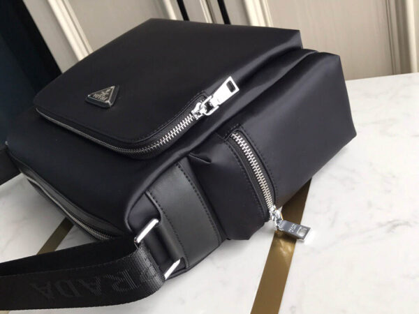 Túi đeo nam Prada siêu cấp màu đen họa tiết tay cầm