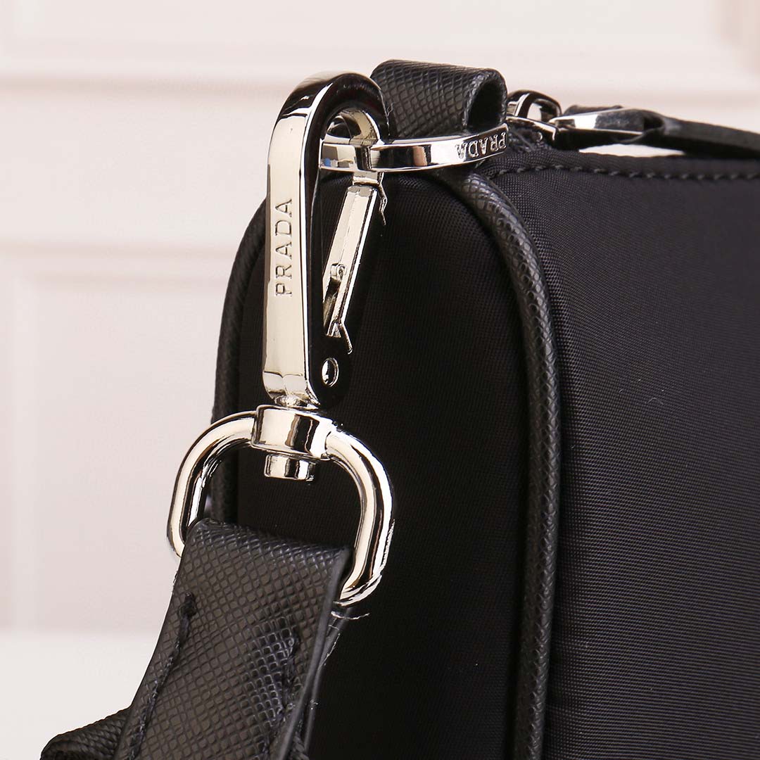 Túi đeo Prada siêu cấp màu đen họa tiết túi phụ