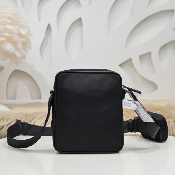 Túi đeo chéo Prada siêu cấp màu đen logo chữ nổi