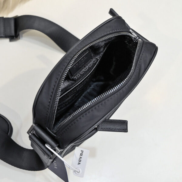 Túi đeo chéo Prada siêu cấp màu đen logo chữ nổi