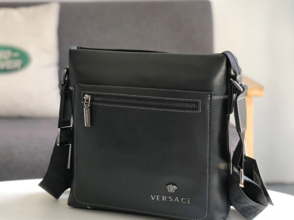 Túi đeo Versace siêu cấp màu đen họa tiết logo chữ nổi