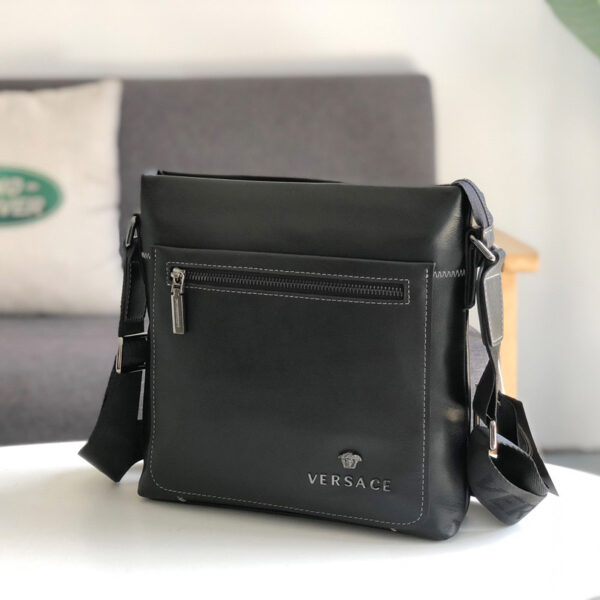 Túi đeo Versace siêu cấp màu đen họa tiết logo chữ nổi