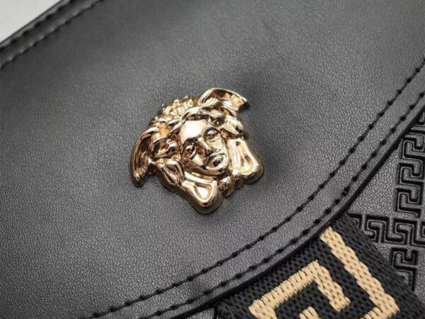 Túi đeo chéo Versace siêu cấp màu đen họa tiết logo vàng