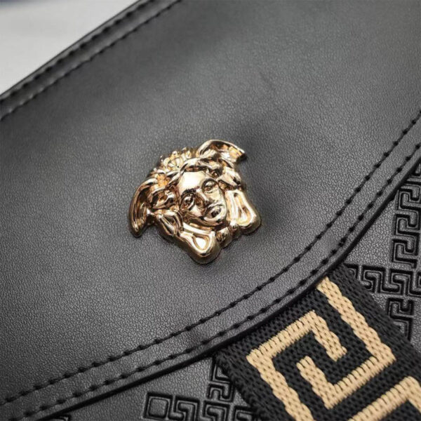 Túi đeo chéo Versace siêu cấp màu đen họa tiết logo vàng