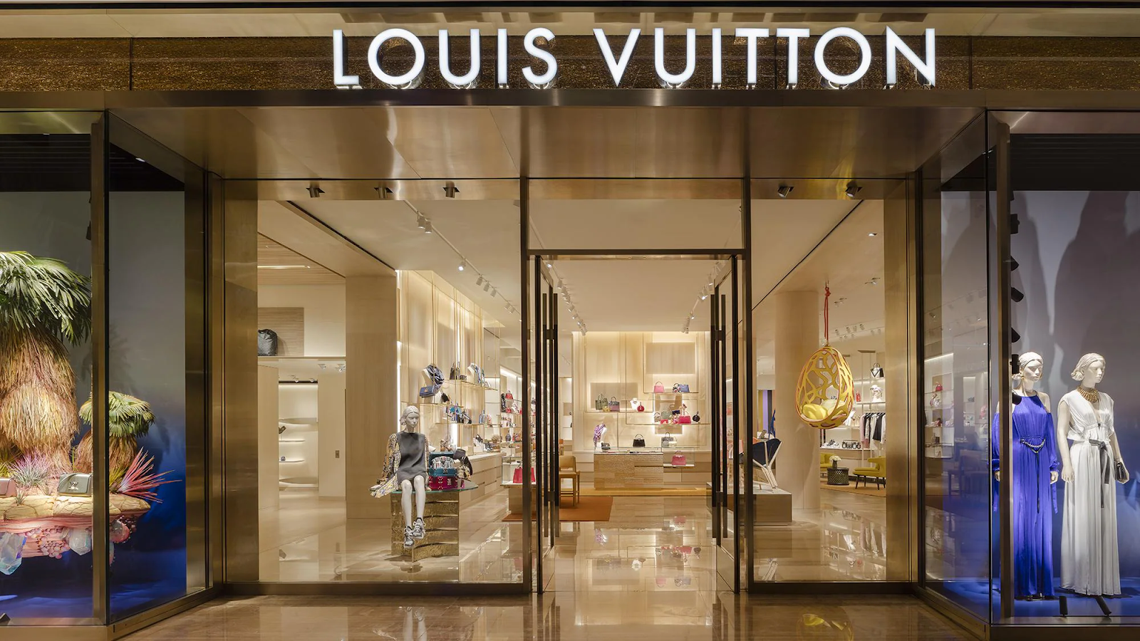 Thương hiệu Louis Vuitton vô cùng danh giá và đẳng cấp toàn cầu