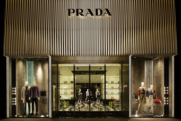 Prada là thương hiệu hàng hiệu nổi tiếng và đẳng cấp tại Ý