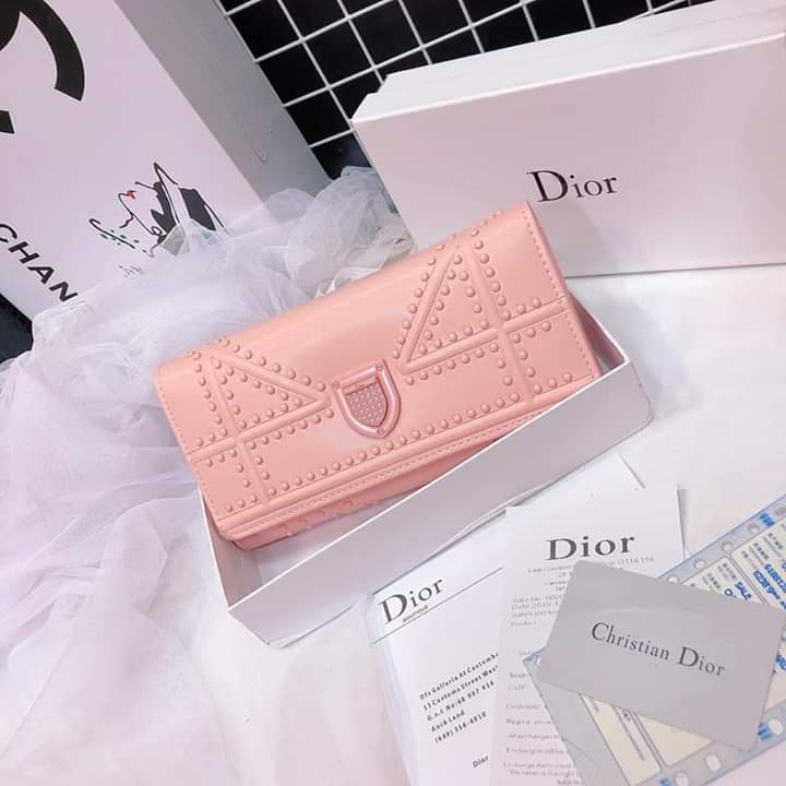 Những mẫu ví nữ Dior trở thành món phụ kiện không thể thiếu đối với phái đẹp 