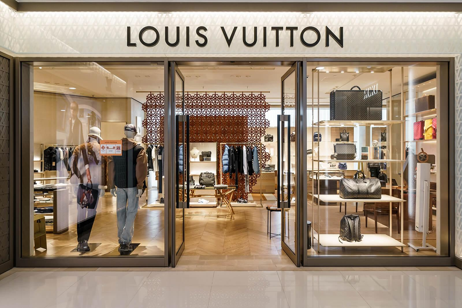 Louis Vuitton - Thương hiệu thời trang đình đám trên toàn thế giới.