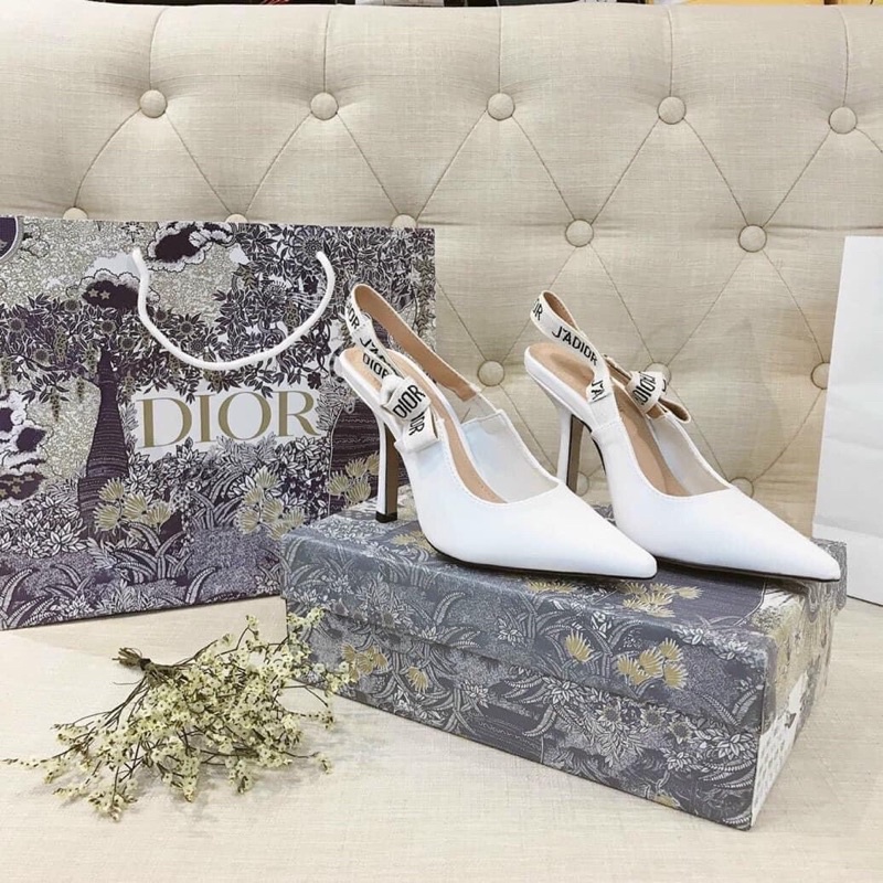 Giày nữ Dior thường có giá từ vài triệu đến vài chục triệu đồng 