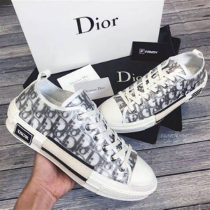 Giày Dior với thiết kế sang trọng, thời thượng.