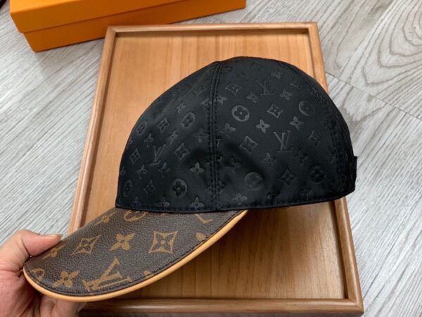 Mũ nam Louis Vuitton siêu cấp họa tiết hoa màu đen nâu
