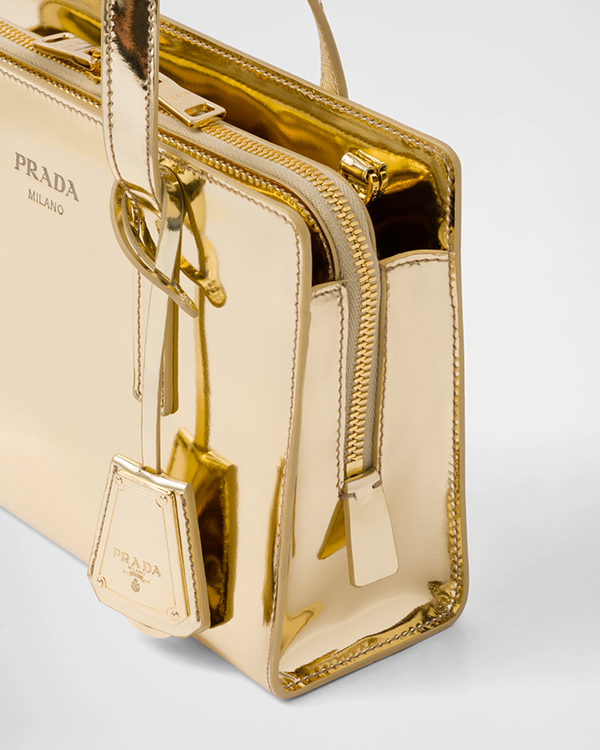 Túi xách Prada chính hãng được gia công từ chất liệu da saffiano cao cấp