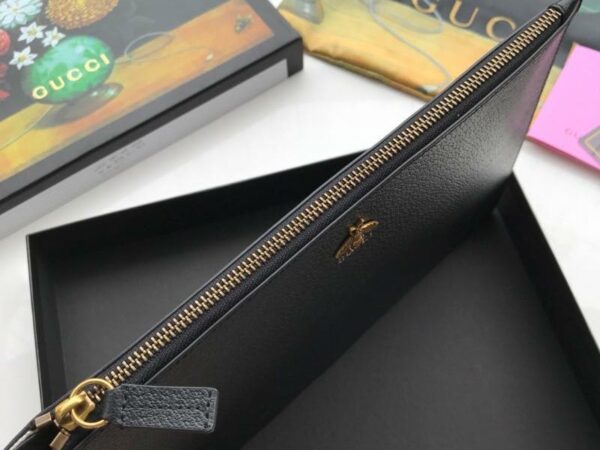 Ví Clutch Gucci Bee like au Plaque Leather Pouch họa tiết ong