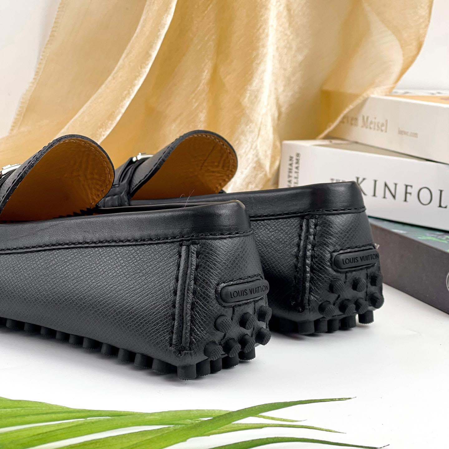 Giày lười Louis Vuitton Hockenheim Moccasin da taiga màu đen siêu cấp like  auth 99  TUNG LUXURY