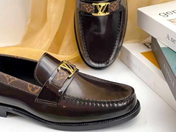 Giày lươi Louis Vuitton like au Major Loafer da bóng viền hoa nâu