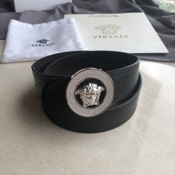 Thắt lưng Versace siêu cấp dây viền hoa văn khóa tròn đính đá màu trắng