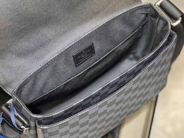 Túi đeo chéo Louis Vuitton like au họa tiết caro đen