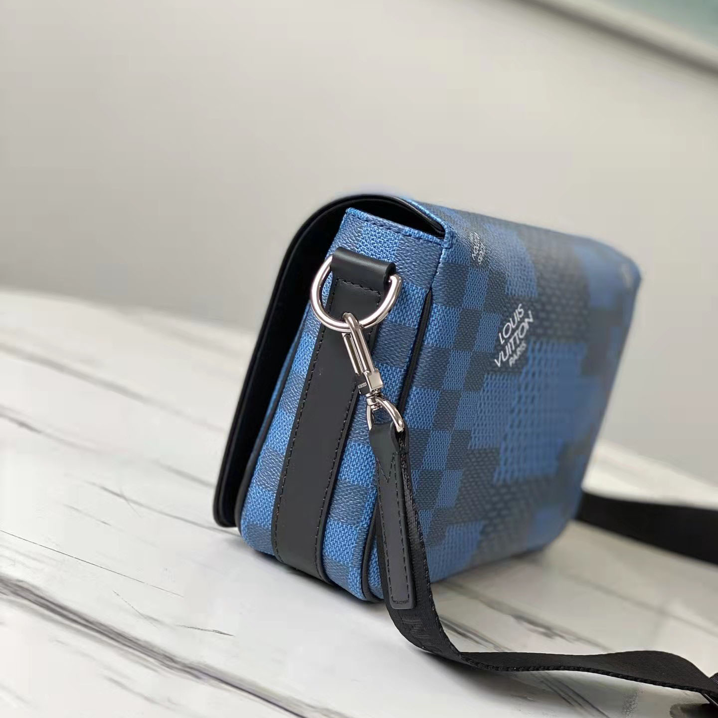 Túi Louis Vuitton Loop Baguette Bag Blue M22593