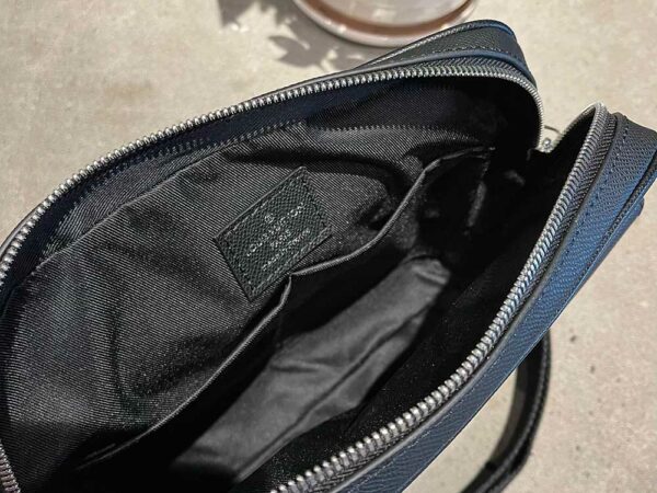 Túi đeo Louis Vuitton like au Alex Messenger PM taiga họa tiết logo