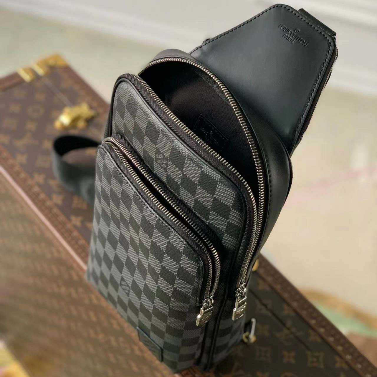 Túi Đeo Chéo Louis Vuitton Avenue Sling Bag caro màu đen siêu cấp
