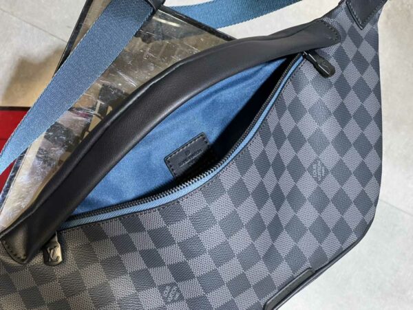 Túi đeo Louis Vuitton like au Discovery Bumbag caro đen