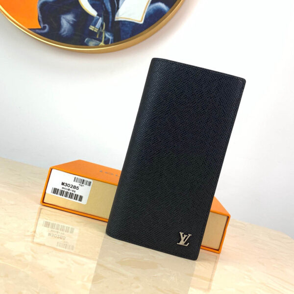 Ví dài Louis Vuitton like au Brazza Wallet Taiga Leather logo nổi