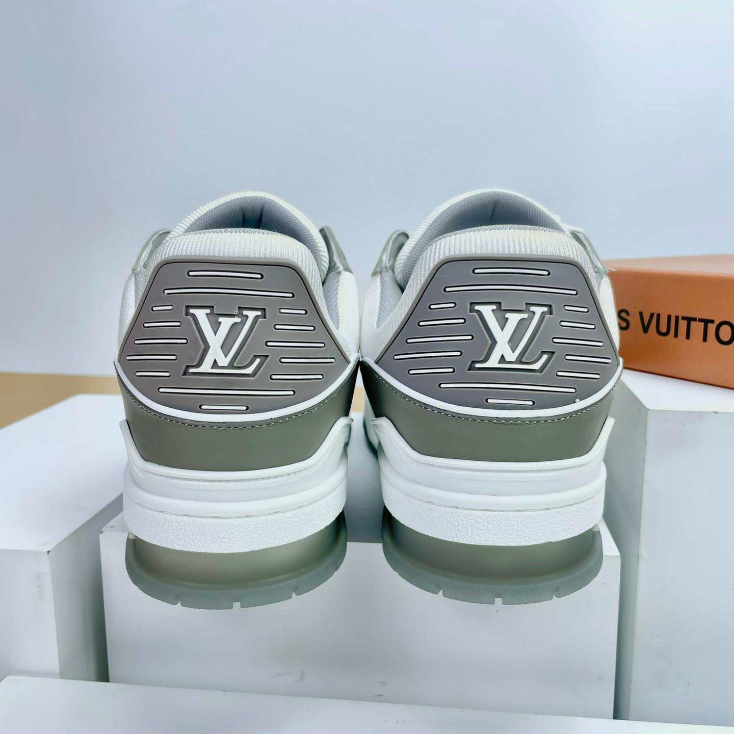Giày Louis Vuitton LV Trainer Grey White Like Auth trong 2023