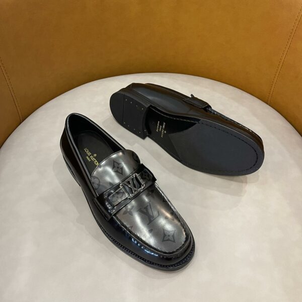 Giày lười Louis Vuitton like au Major Loafer da bóng họa tiết hoa mờ