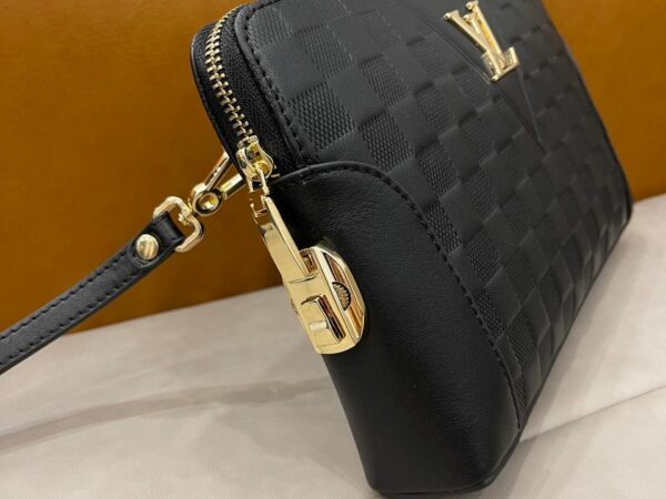 Ví cầm tay Louis Vuitton siêu cấp khóa số logo vàng