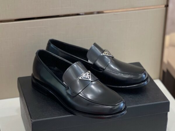 Giày lười Prada Brushed Leather Loafers da bóng logo tam giác