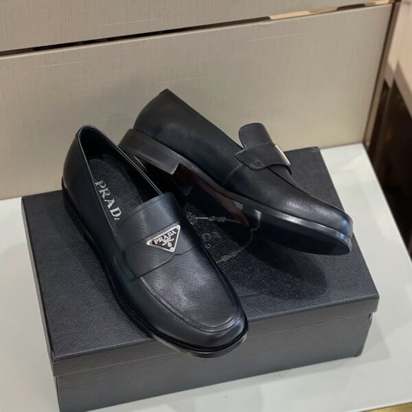 Giày lười Prada Brushed Leather Loafers siêu cấp da taiga logo tam giác