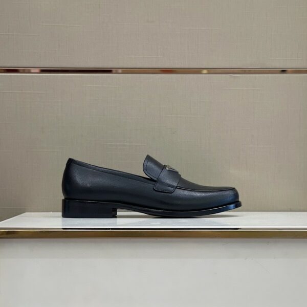 Giày lười Prada Brushed Leather Loafers siêu cấp da taiga logo tam giác