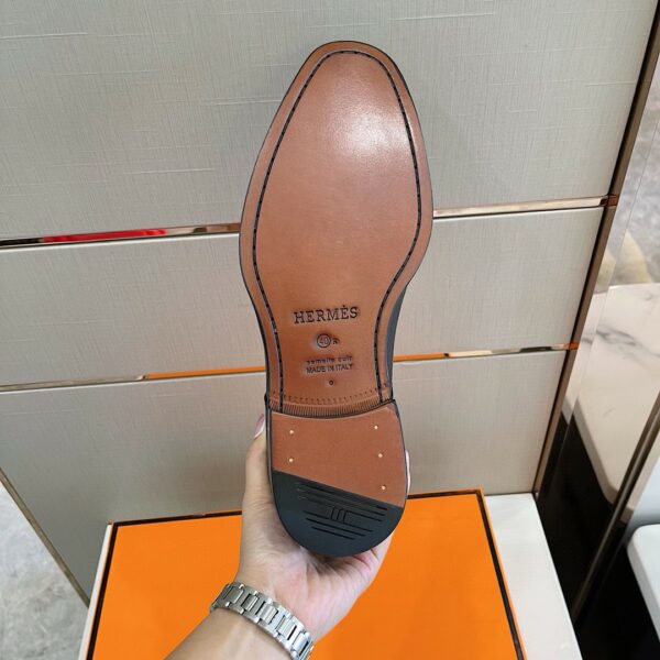 Giày tây Hermes like au da lì họa tiết viền chỉ màu đen
