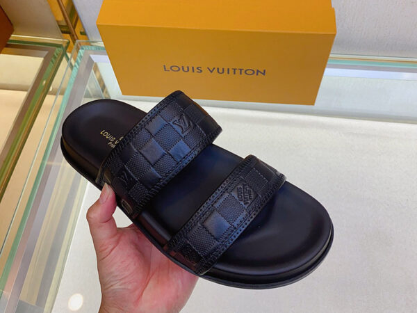Dép Louis Vuitton siêu cấp quai ngang họa tiết caro dập chìm